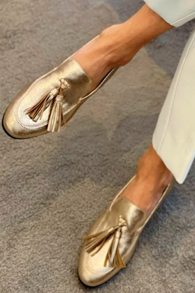 Mocassins dorés à pompons, éclat métallisé et surpiqûres apparentes