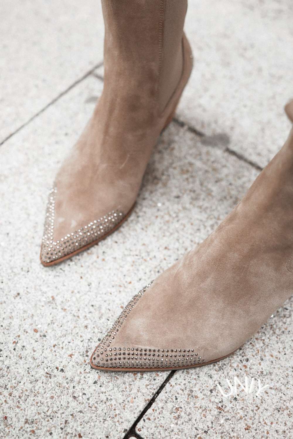 Bottines santiag en daim beige