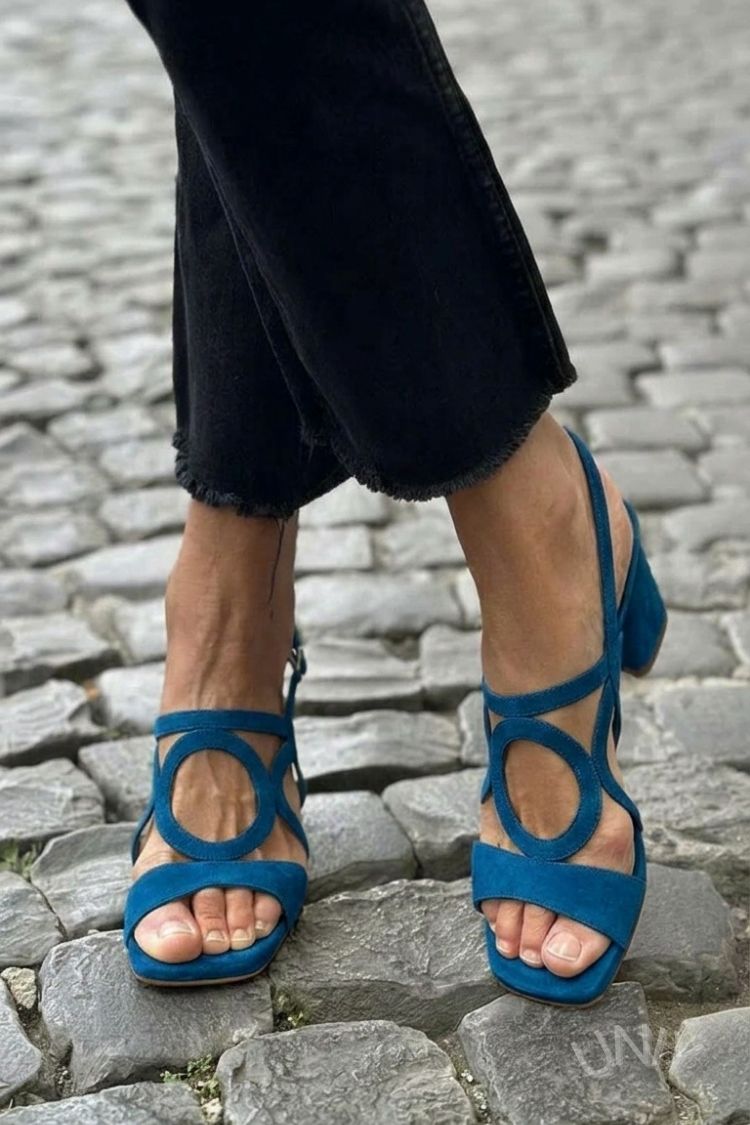 Sandales à talon jaunes à bride arrière, bout carré et découpes rondes
