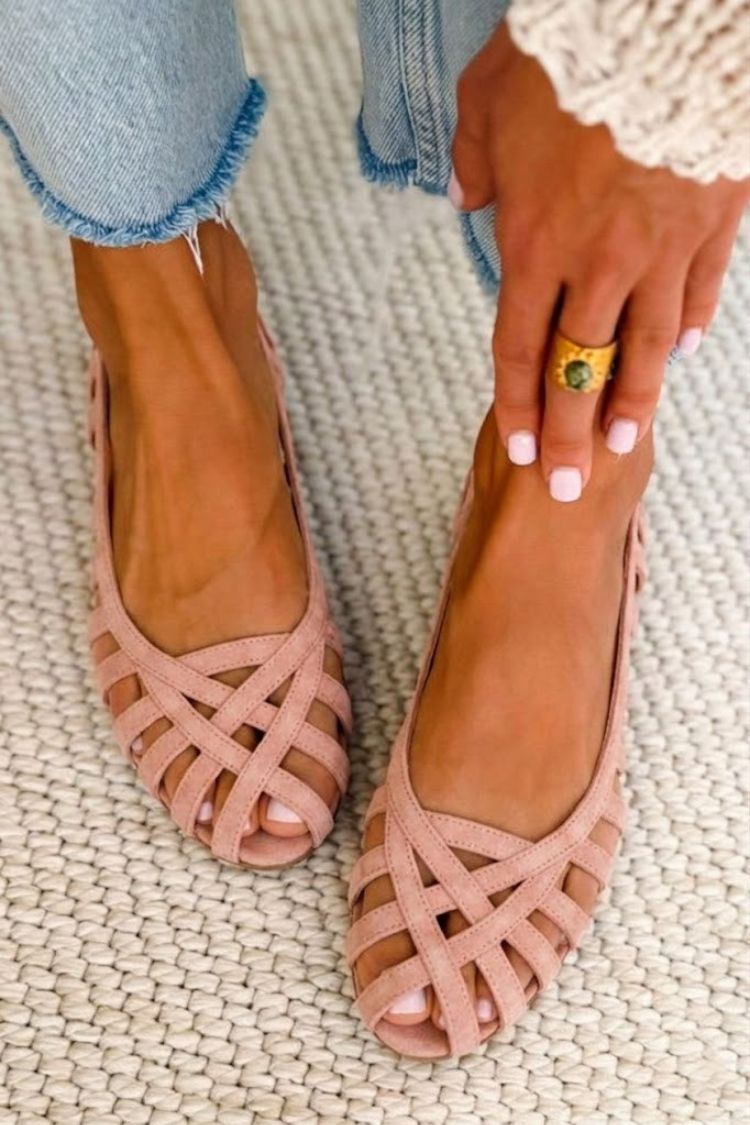Ballerines coquettes en daim rose poudré à brides et découpes