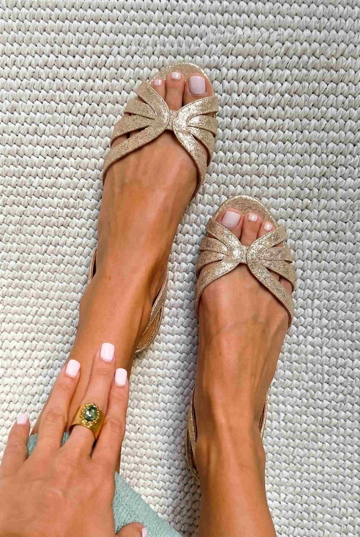 Sandales plates dorées à brides métallisées et bout ouvert