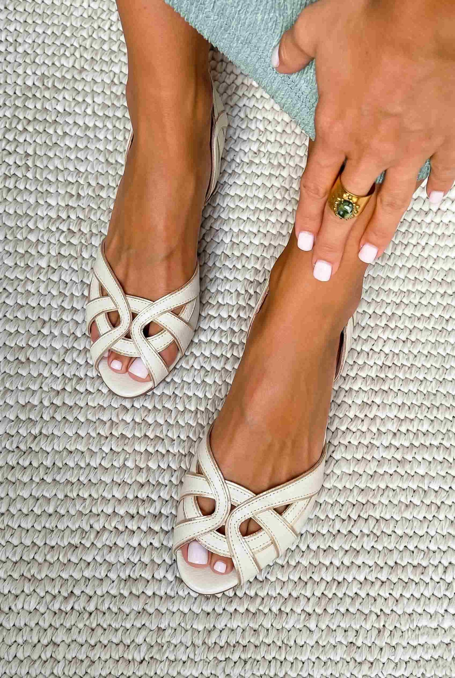 Sandales plates blanches à bride, découpes, bout ouvert et bride arrière