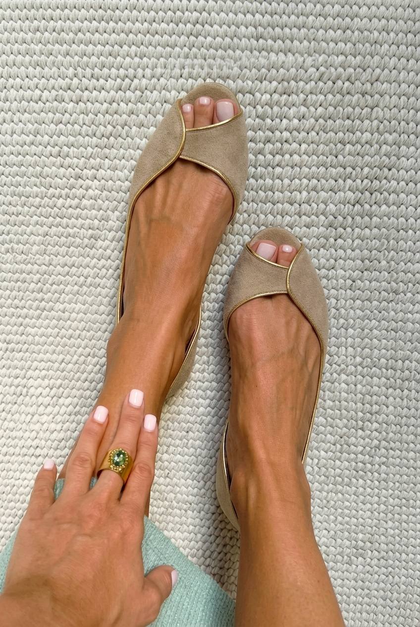 Ballerines d'Orsay peep toe en daim beige à liseré doré