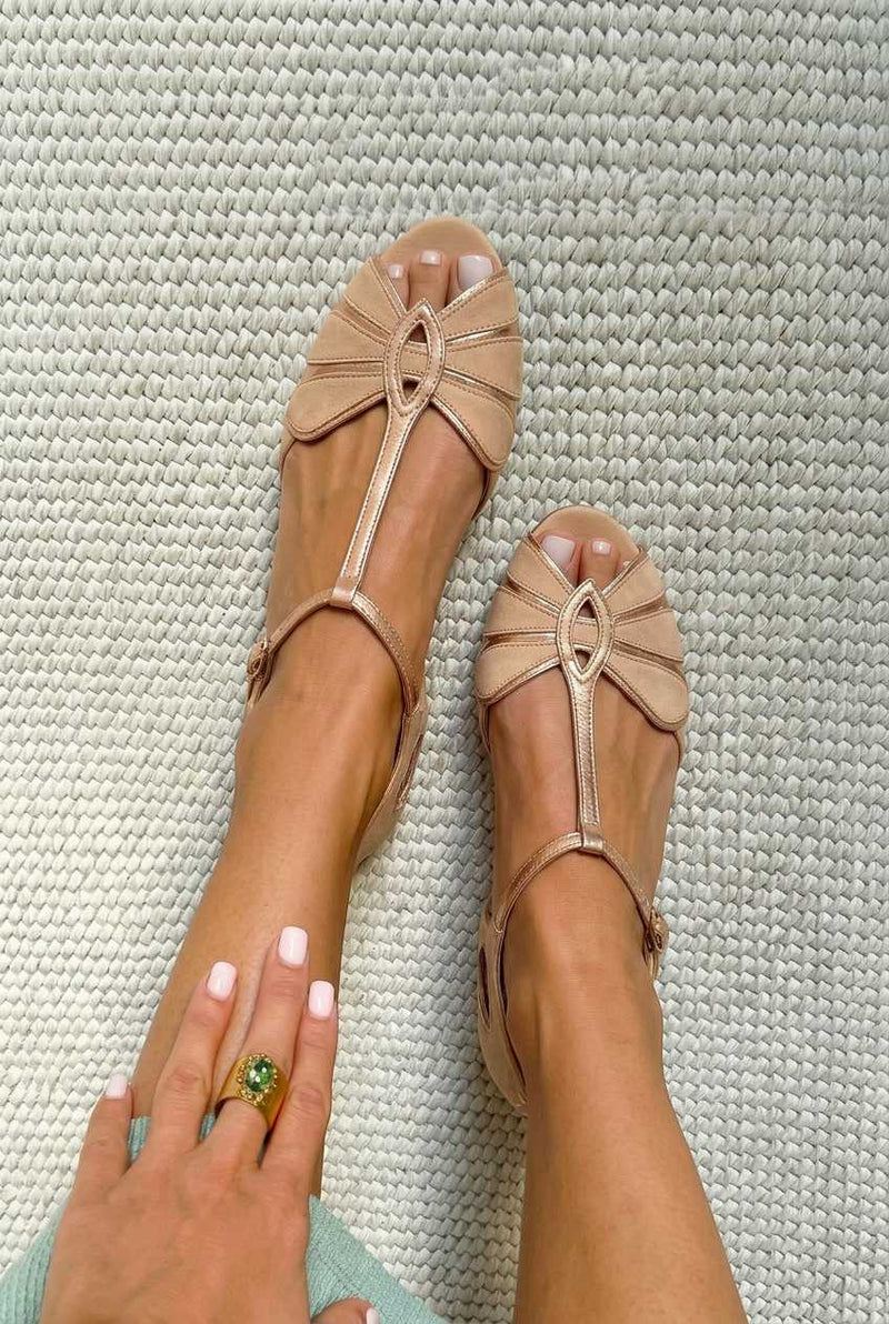 Sandales compensées peep toe à bride en T et motif pétales rétro