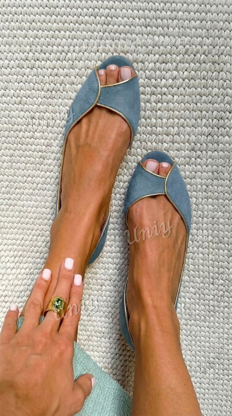 Ballerines d'Orsay beige en daim à bout ouvert et liseré doré