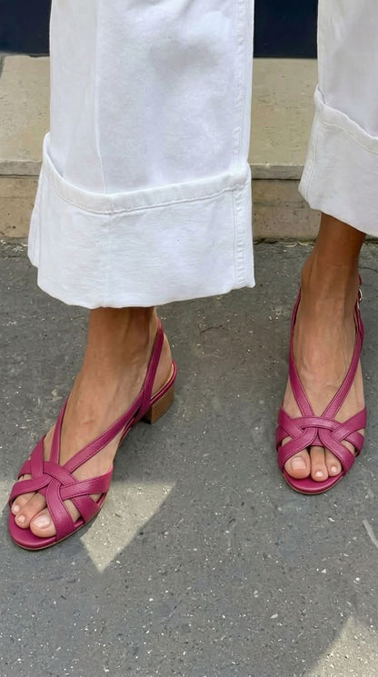 Sandales slingback nude à talon bas et brides croisées en cuir