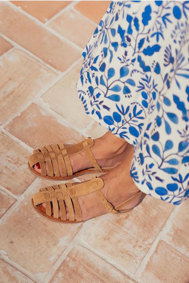 Sandales kaki à bride en T et boucle, ajourées, bout rond [Précommande]