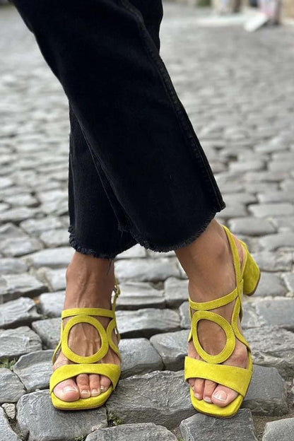 Sandales à talon jaunes à bride arrière, bout carré et découpes rondes