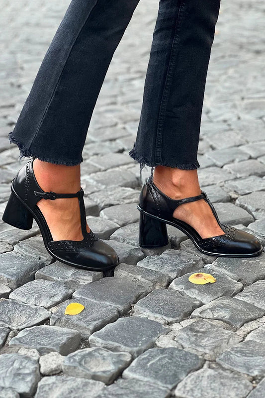 Escarpins à talon bloc noirs unis à boucle en T et bout rond
