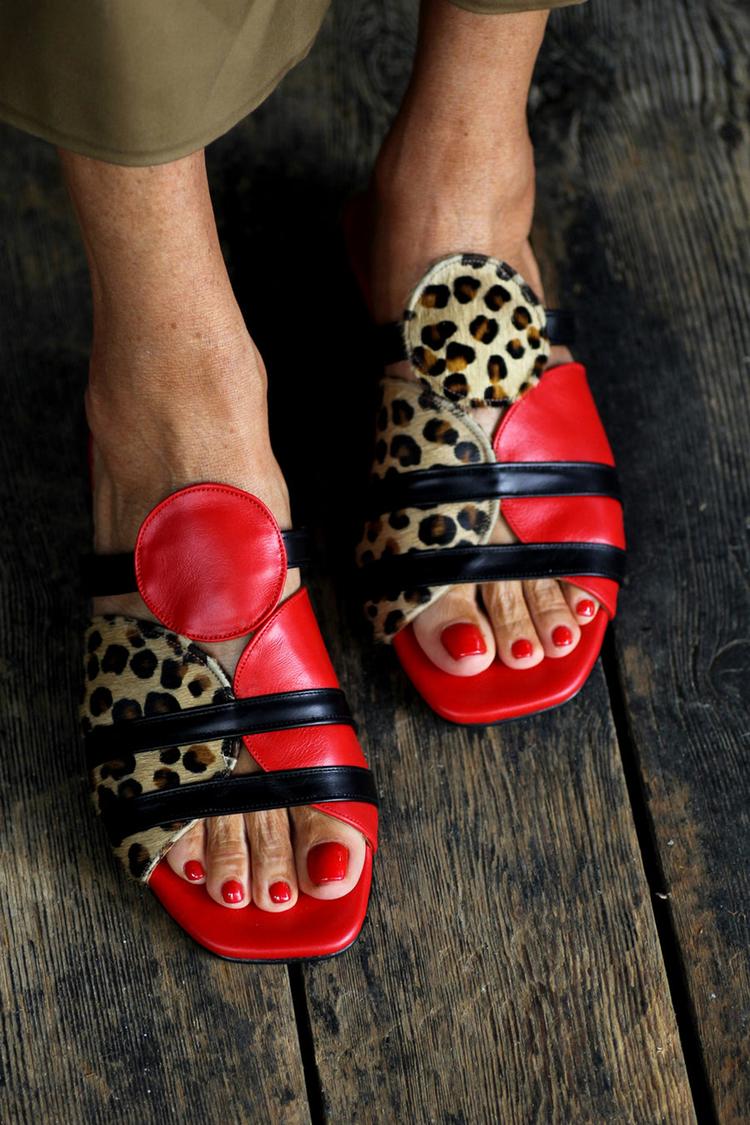 Mules rouges à bout carré, color block et imprimé léopard