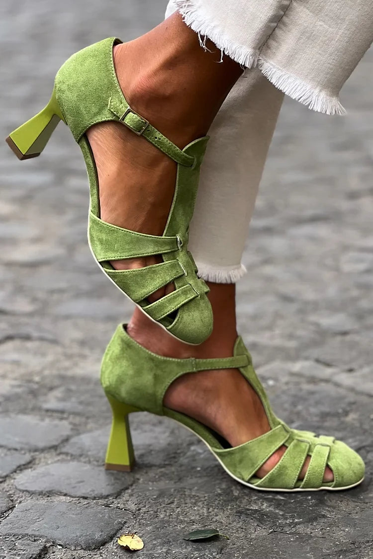 Sandales à talon vertes, bout fermé et brides ajourées au crochet