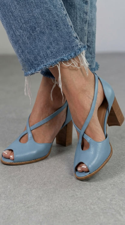 Sandales élégantes rose blush à brides croisées, bout ouvert et talon large