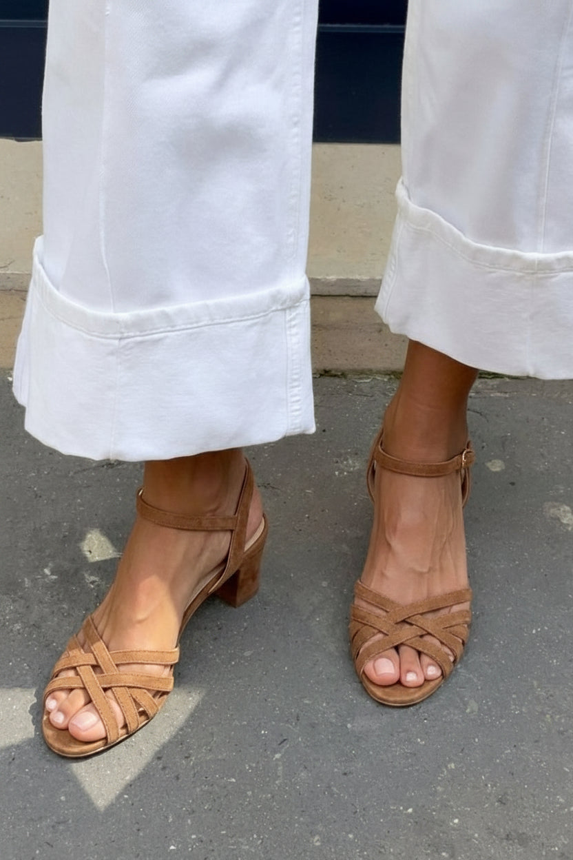 Sandales vintage en daim camel à brides croisées et boucle cheville