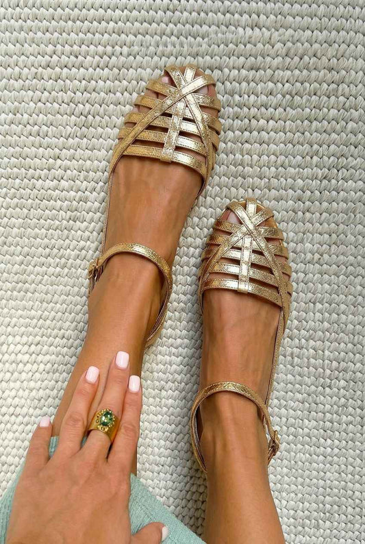 Sandales plates à bride cheville et bout fermé