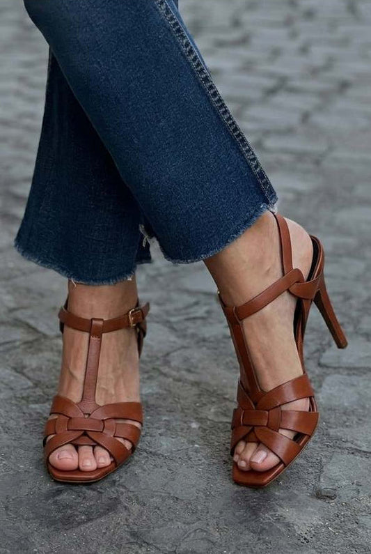 Sandales à talon aiguille à brides tressées, bout ouvert et bride en T [Précommande]