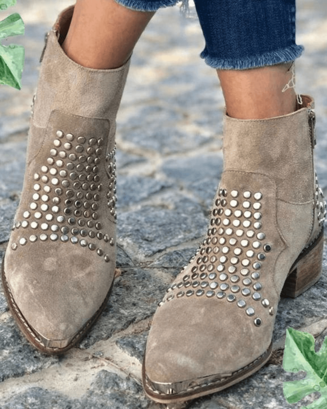 Bottines épaisses en daim texturé à bout pointu, ornées de clous