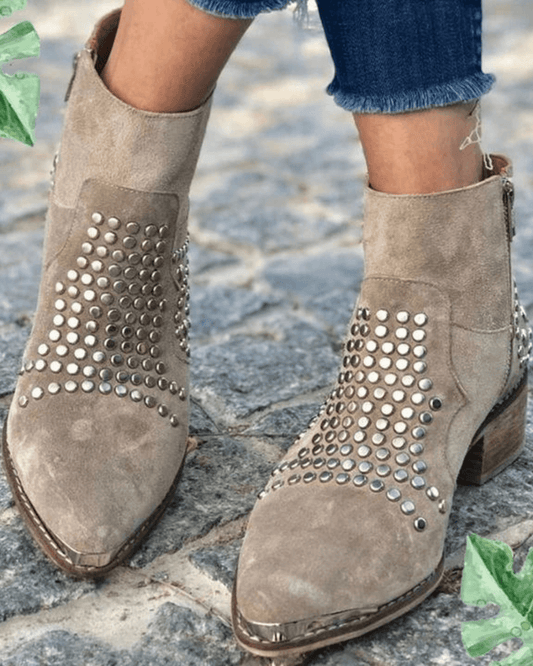 Bottines épaisses en daim texturé à bout pointu, ornées de clous