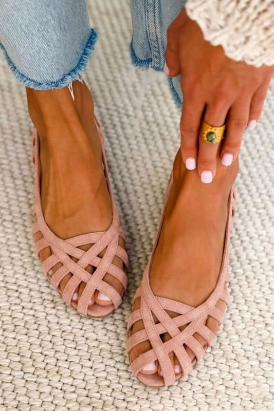 Ballerines coquettes en daim rose poudré à brides et découpes
