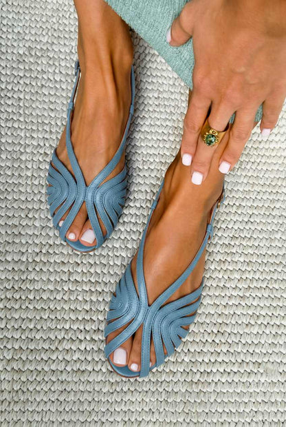 Sandales plates d'été en cuir rouge à brides effet cage et bout ouvert
