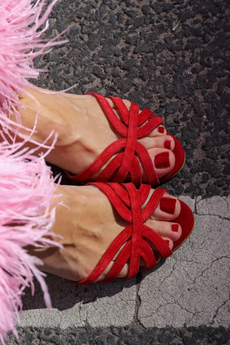 Sandales à petit talon, brides croisées et bout ouvert en daim rouge