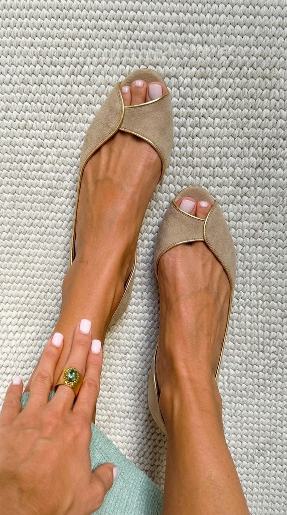 Ballerines d'Orsay peep toe en daim beige à liseré doré