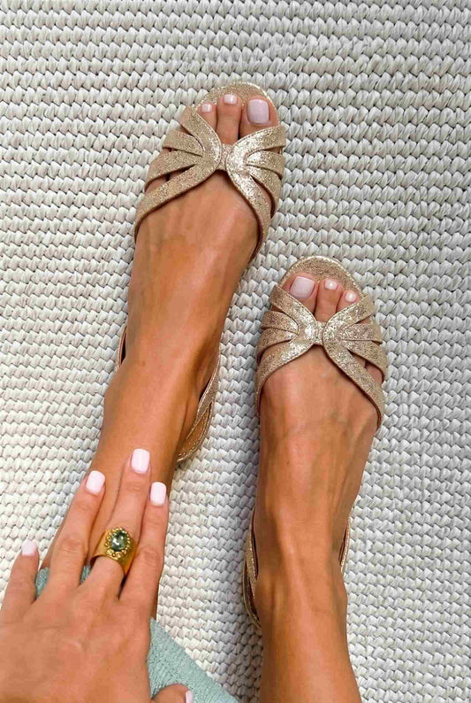 Sandales plates dorées à brides métallisées et bout ouvert