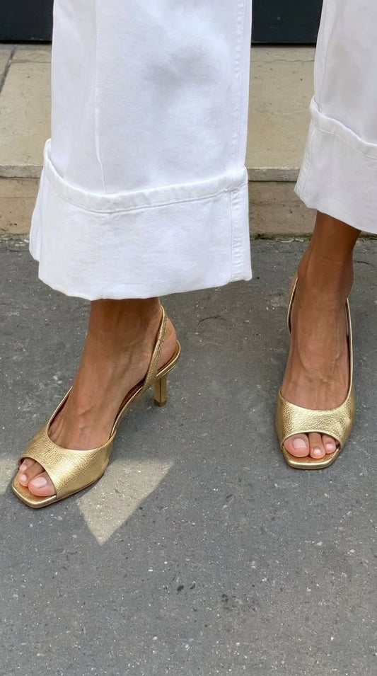 Escarpins kitten heel à bride arrière, bout ouvert et finition métallisée dorée
