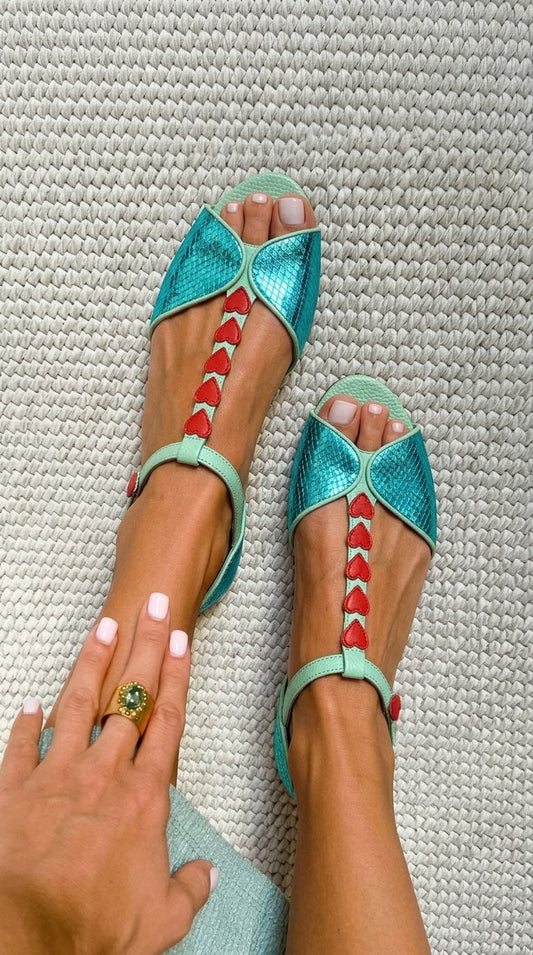 Sandales plates turquoise à bride en T, bout ouvert et cœur rouge