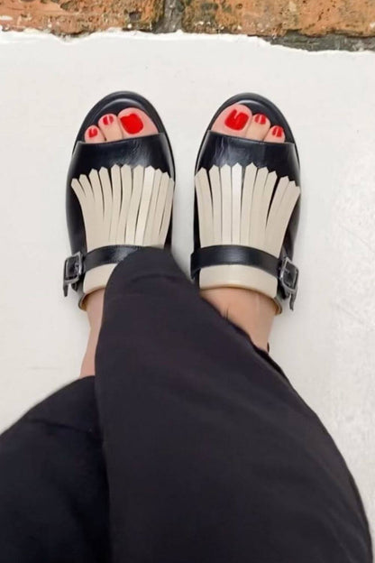 Sandales slip-on à bout rond ouvert contrastant avec franges