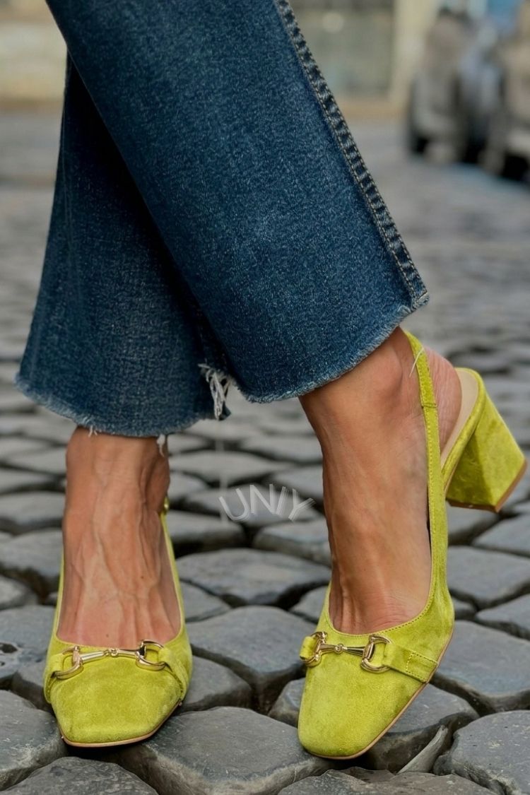 Escarpins slingback à talon bloc en daim olive avec détail étrier