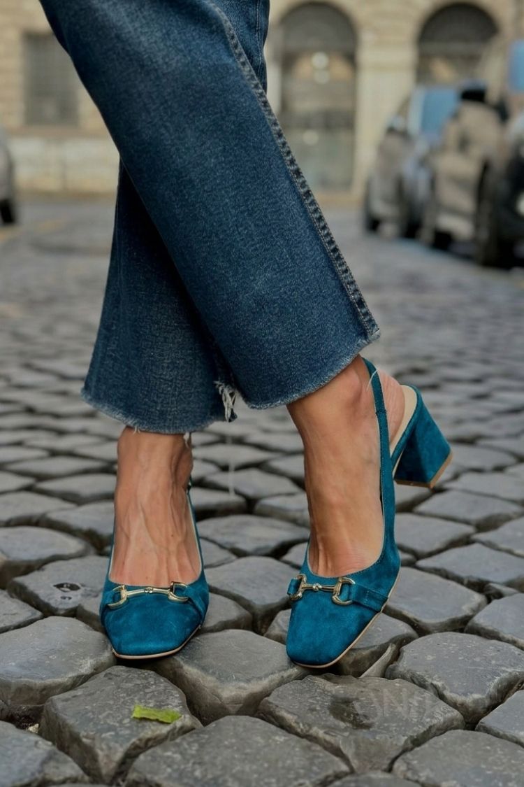 Escarpins slingback à talon bloc en daim olive avec détail étrier