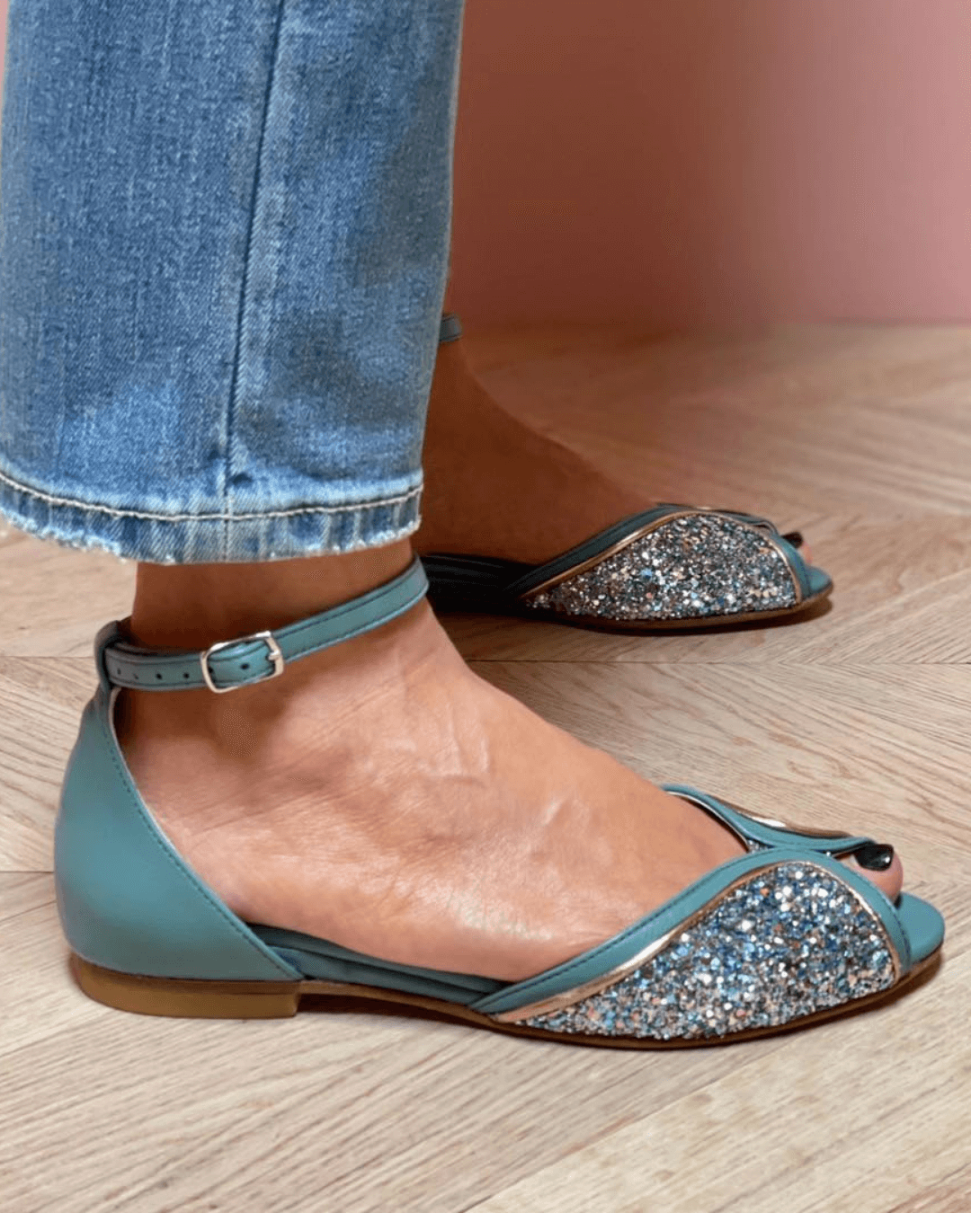 Sandales à boucle cheville, bout ouvert, patchwork et paillettes