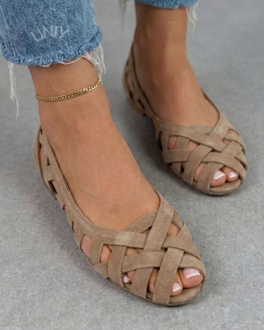 Sandales plates en suédine beige à découpes et bout ouvert