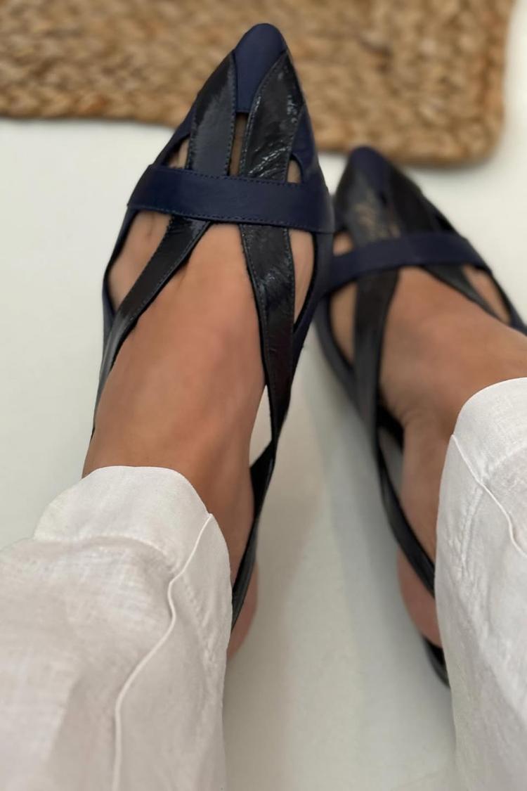 Ballerines slingback à bout contrastant et découpes ajourées bleu marine