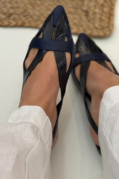 Ballerines slingback à bout contrastant et découpes ajourées bleu marine