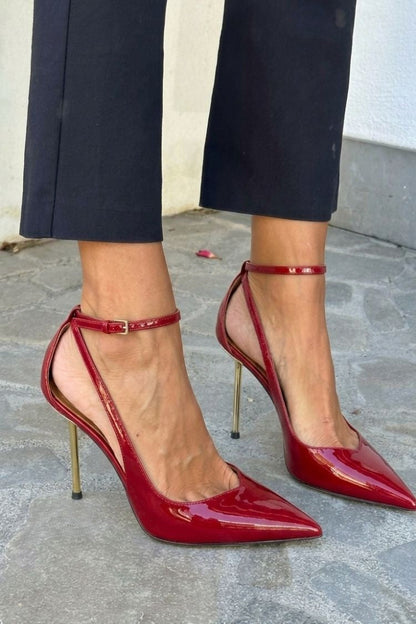 Escarpins à talon aiguille noirs vernis à bride cheville