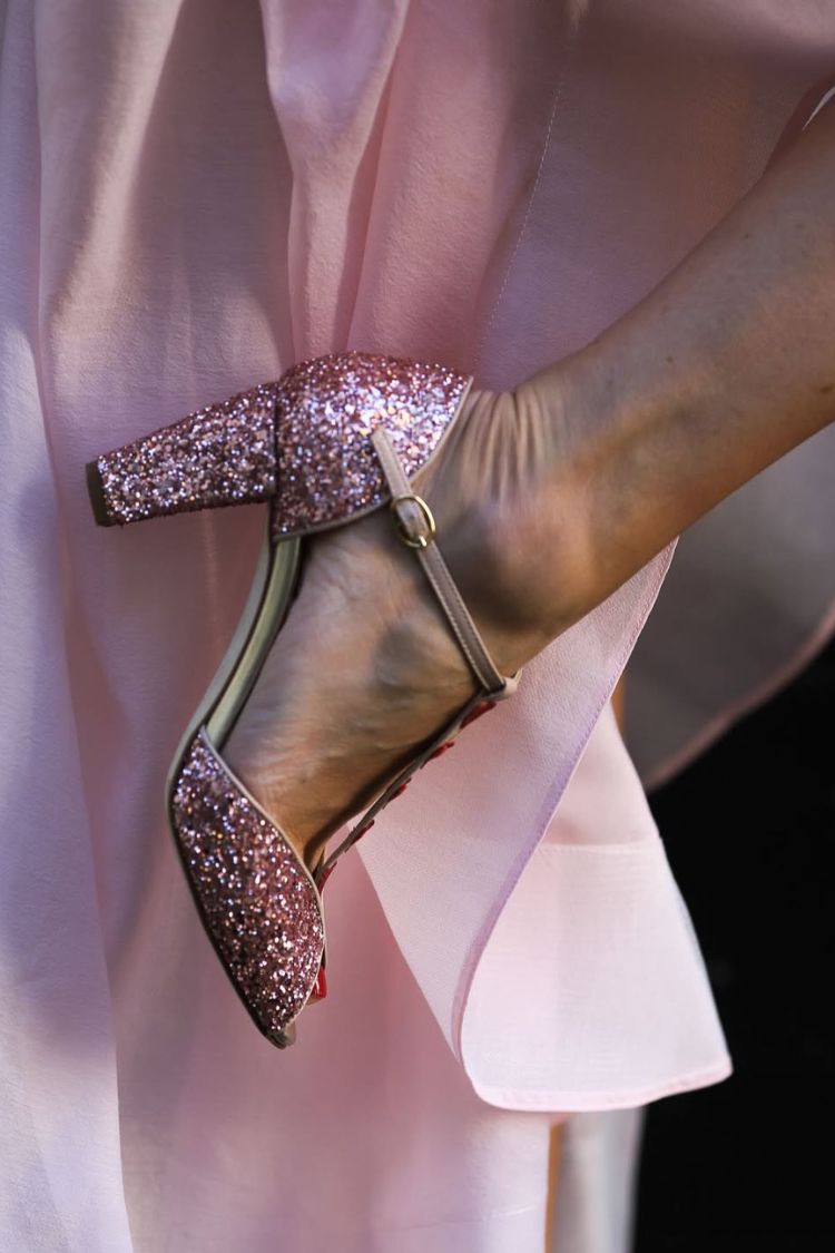 Sandales à talon bloc cœur rouge, paillettes roses et bride en T