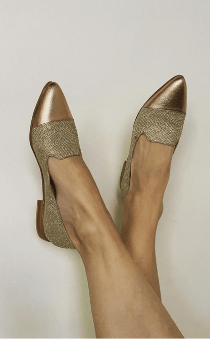 Mocassins dorés métallisés à paillettes, bord festonné et bout pointu