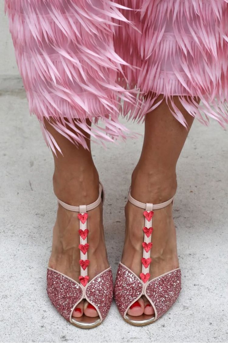Sandales à talon bloc cœur rouge, paillettes roses et bride en T