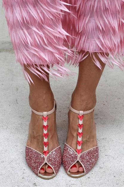 Sandales à talon bloc cœur rouge, paillettes roses et bride en T