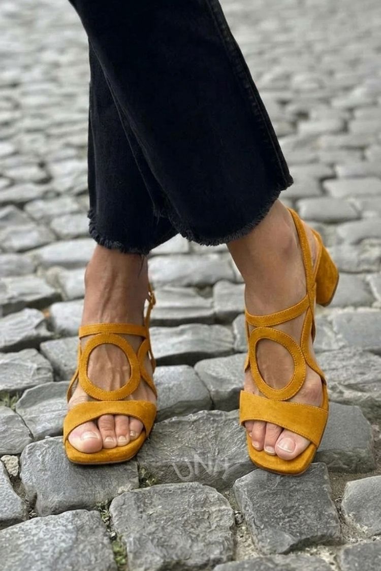 Sandales à talon jaunes à bride arrière, bout carré et découpes rondes
