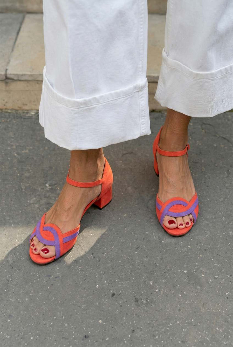 Sandales à talon bloc en daim à bout ouvert et bride cheville ondulée [Précommande]