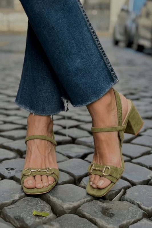 Sandales à bride arrière, talon bloc, détail étrier et daim vert olive