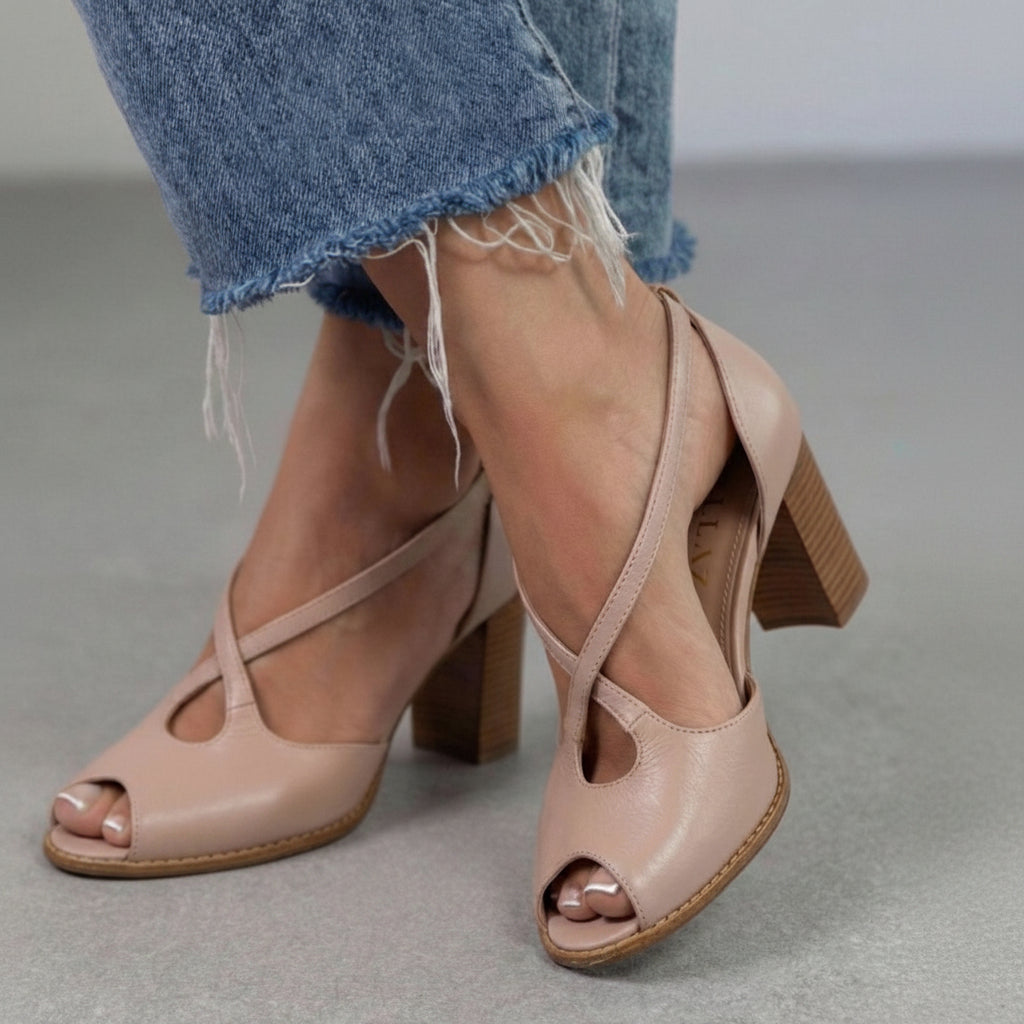 Sandales élégantes rose blush à brides croisées, bout ouvert et talon large