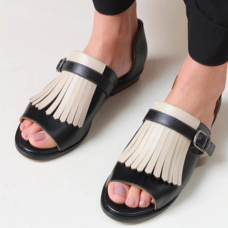Sandales slip-on à bout rond ouvert contrastant avec franges