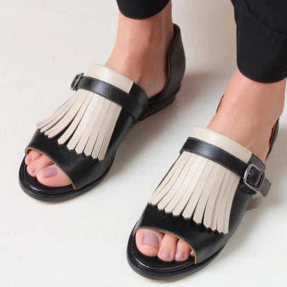 Sandales slip-on à bout rond ouvert contrastant avec franges
