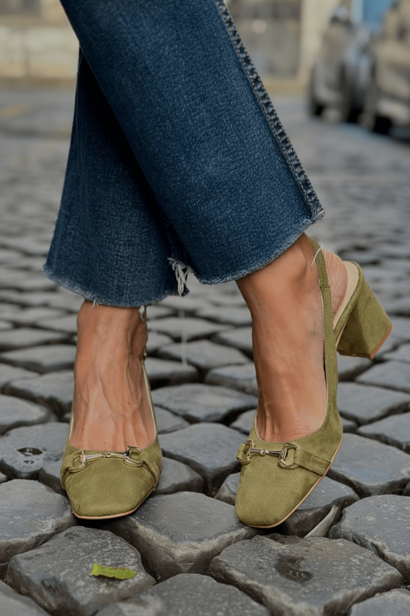 Escarpins slingback à talon bloc en daim olive avec détail étrier