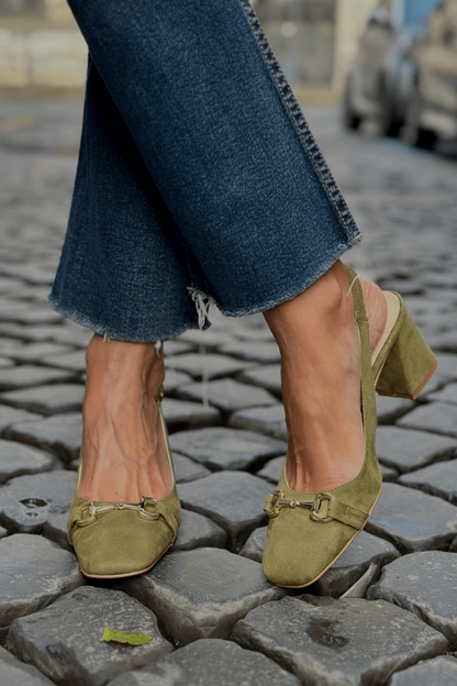 Escarpins slingback à talon bloc en daim olive avec détail étrier
