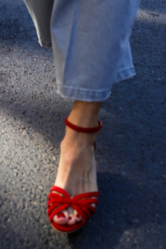 Sandales à petit talon, brides croisées et bout ouvert en daim rouge