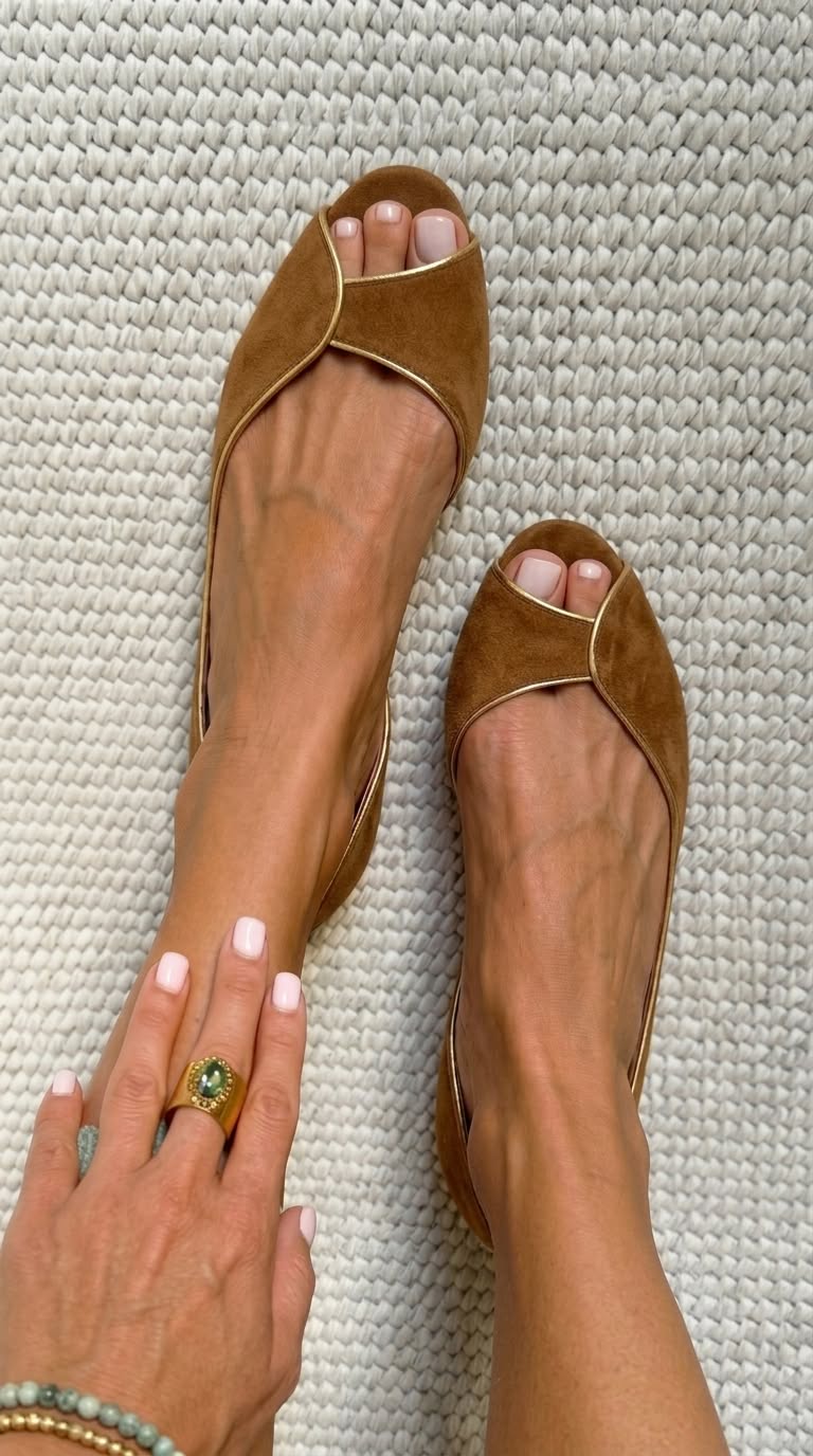 Ballerines d'Orsay peep toe en daim beige à liseré doré